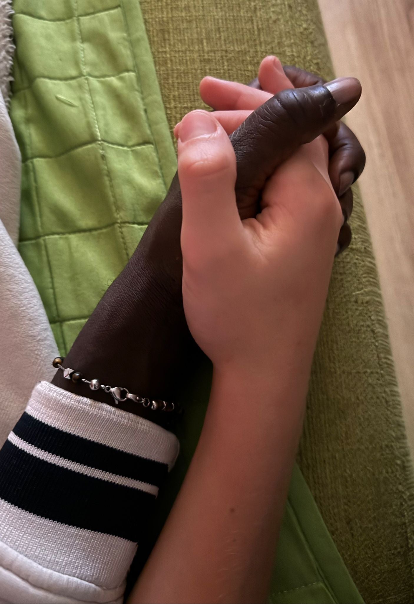 Keita, un uomo maliano di 30 anni salvato dalla guardia costiera italiana nel 2014, per mano al figlio adolescente della famiglia italiana a cui si è molto legato.