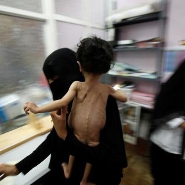 A woman holds her child at a hospital malnutrition intensive care unit in Sanaa, Yemen, September 27, 2016. © 2016 Reuters